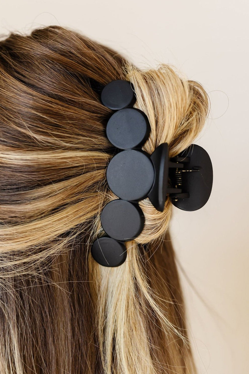 Black Minimalist 5 Circles Frosted Hair Claw Clip