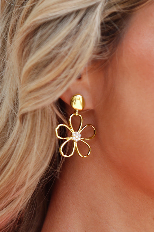 Gold Vintage Cut Out Flower Pearl Decor Stud Earrings